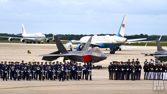 △习近平主席乘坐的专机抵达华盛顿安德鲁斯空军基地。（总台央视记者程铖拍摄）