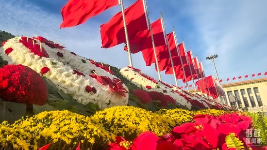 △仪式现场的花环。（总台央视记者范凯拍摄）