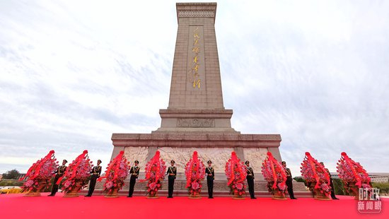  △烈士纪念日向人民英雄敬献花篮仪式现场。（总台央视记者郭鸿拍摄）