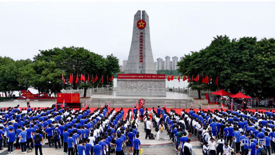 学子们在中央红军长征纪念碑前致敬（央广网见习记者刘泽对&nbsp;摄）