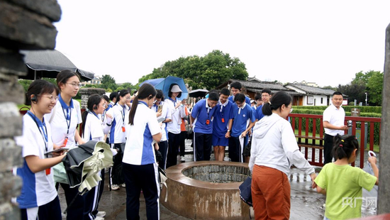 深圳大学附属中学学子实地观察红井（央广网见习记者刘泽对&nbsp;摄）