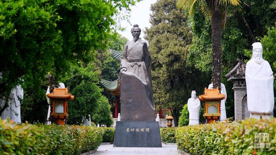  △医圣祠内的张仲景雕像。（总台央视记者张宇拍摄）