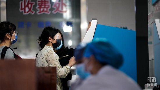 △医院内部问诊的群众。（总台记者李晋拍摄）