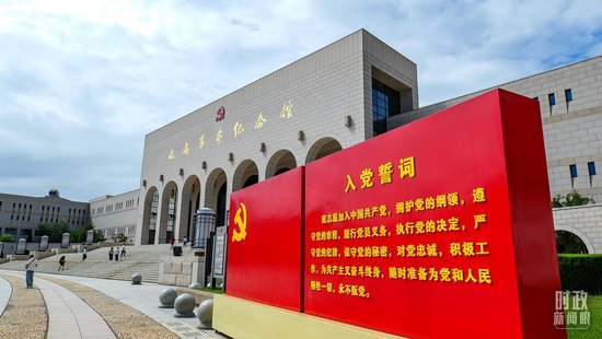 △陕西延安革命纪念馆前的入党誓词。（图/视觉中国）