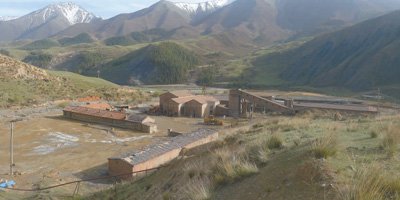 整治前的九个泉选矿厂。 　　资料图片