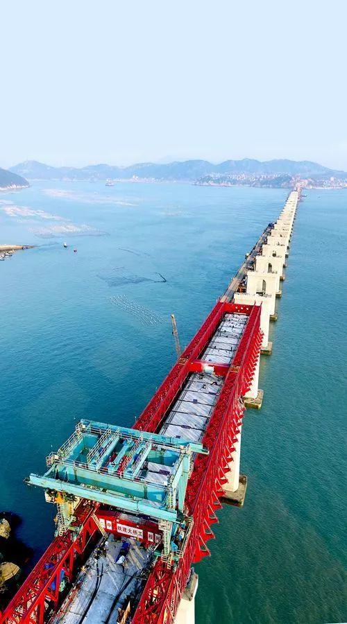  △国内首座台风区双孔连做造桥机作业