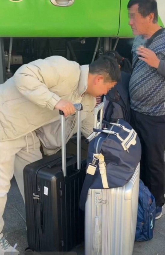 田女士一家被要求换车 图据视频截图