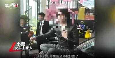 　　近日，一女子在西安一家4S店内坐在奔驰车上哭诉维权。该车主称，新买的奔驰车发动机漏油，要求换车或退款被4S店拒绝。我们视频截图