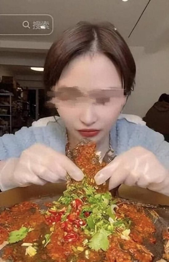  百万粉丝吃播网红“莹莹（干饭莹）“账号视频截图