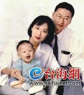 资料图：李敖与妻子王小屯和儿子李戡&nbsp;图片来源：台海网