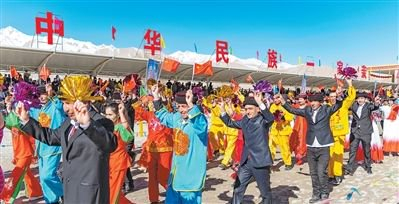 民族团结是我国各族人民的生命线,中华民族共同体意识是民族团结之本。图为新疆塔什库尔干塔吉克自治县,穿着多民族服饰的村民在进行展演。新华社记者 徐宏岩摄