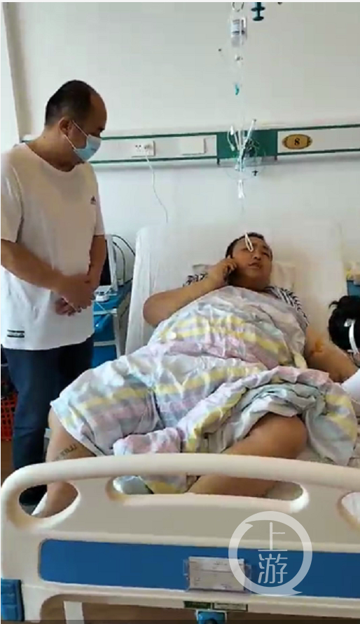 2月15日上午，大使馆工作人员与当事人手机直接对话了解情况&nbsp; &nbsp;图片来源：中柬义工队供图