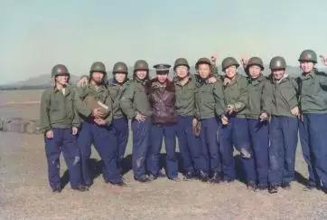 与战友分享快乐（右五为王伟）。