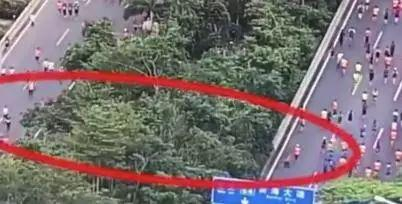 ▲比赛中，有人抄近道&nbsp; &nbsp; &nbsp;图据网络