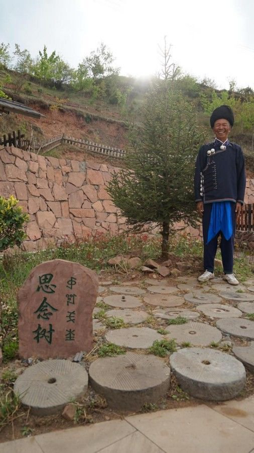  吉地尔子站在“思念树”前。新华社记者 尹恒 摄