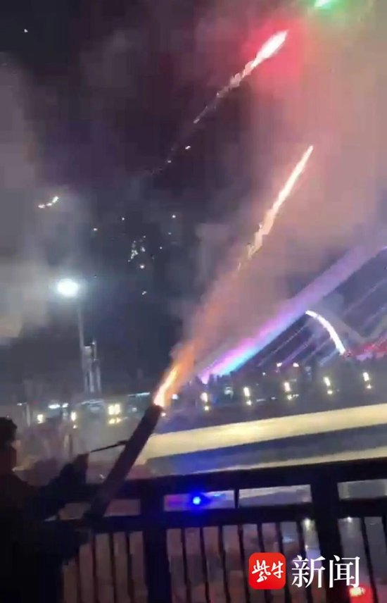 张骅燃放烟花的视频