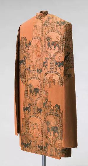 绣狮、鹿、牛和山羊纹以及藏文的带假袖披风。