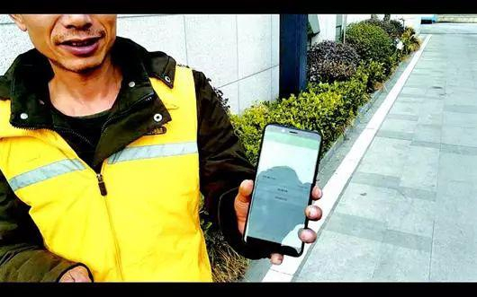 外卖骑手向记者介绍情况