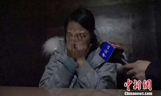  陕西商洛女子田淑平在诉说女儿病情时失声痛哭。