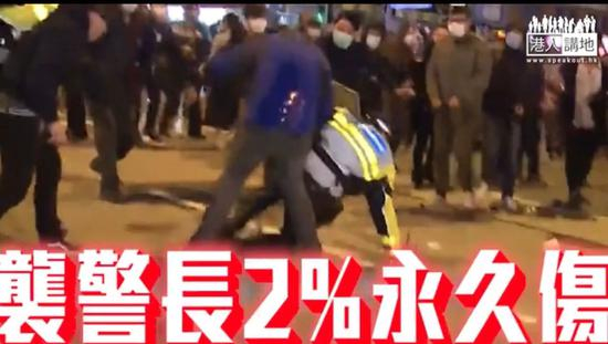 “旺暴”现场梁天琦（口罩黑衣者）袭警（图：港媒）