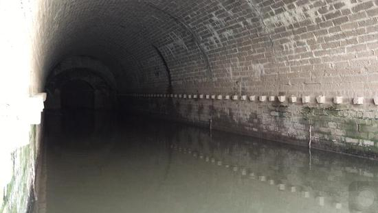 位于达川区仙鹤游园下方的涵洞出口。澎湃新闻记者 王鑫 图