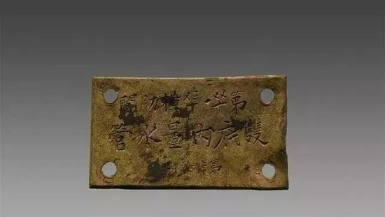 　　这是威海湾甲午沉舰遗址第一期调查项目出水的一块“定远舰”的铜铭牌（资料照片）。（图片来源：国家文物局水下文化遗产保护中心）