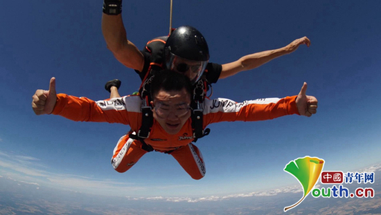 　周浩在捷克进行跳伞。本人供图