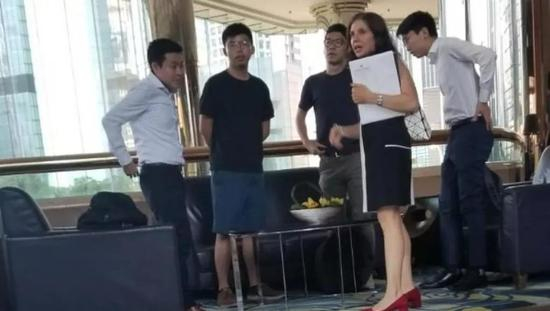  修例风波期间，黄之锋（左二）等人与美国驻港领事Julie Eadeh（右二）会面。