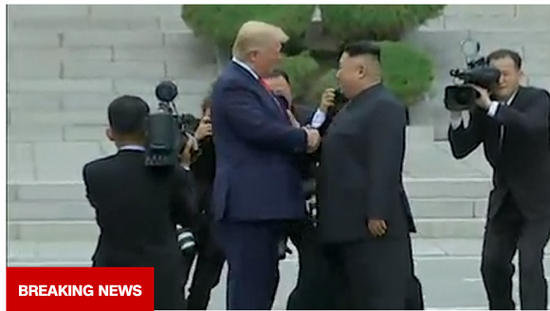 　　视频截图：朝美领导人在板门店会晤（来源：CNN）