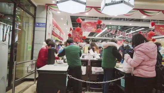了解到肺炎的严重性后，众多武汉市民开始屯粮。/@林晨同学Hearing