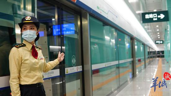 工作人员引导上车