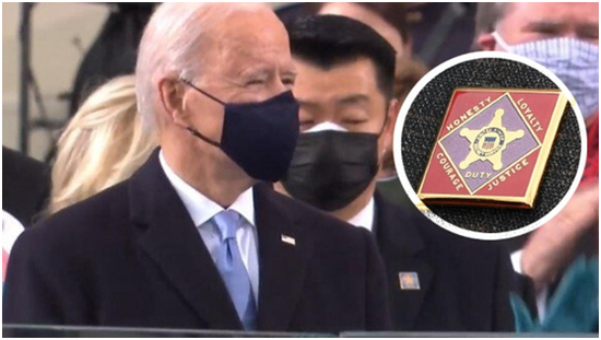  ·特工胸前佩戴的徽章上写着四个词：诚实、忠诚、勇气、正义。