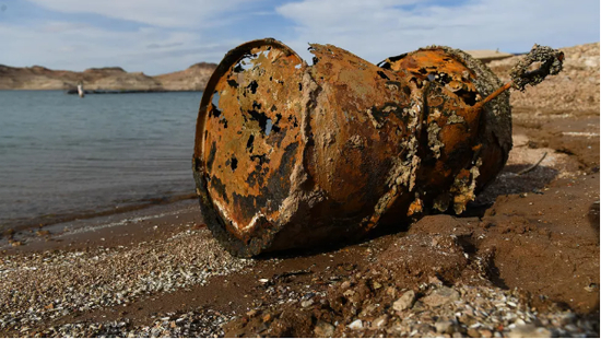 美国执法人员称在一个重新露出水面的油桶里发现一具尸体。图源：AFP