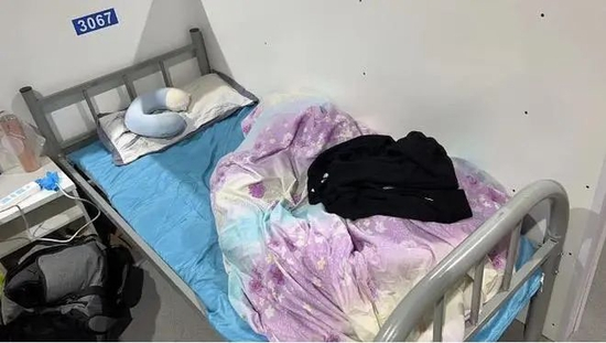 王女士在方舱的床位。受访者供图