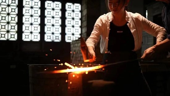 　·张含亮正在学习铸剑。