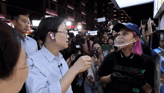 　　李家超7月6日晚夜游贵州的“青云市集”，品尝港味特色“丝袜奶茶”，更为太太购买伴手礼图：香港星岛网