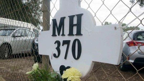  🔹2014年3月26日，澳大利亚珀斯皮尔斯空军机场外，有当地居民悼念马航MH370客机遇难者。中新社记者&nbsp; 洪少葵 摄