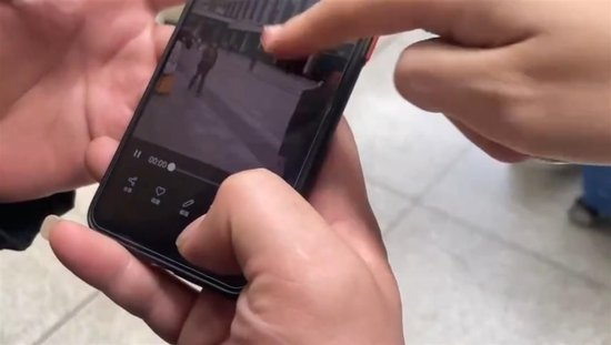 女子查看男子手机相册（视频截图）