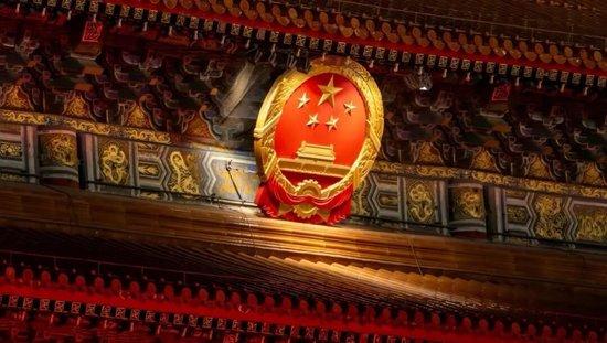  2019年，松木和橡木结合制作的国徽