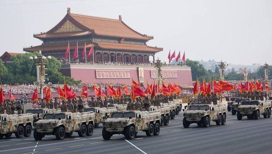 2025年9月3日，纪念中国人民抗日战争暨世界反法西斯战争胜利80周年大会在北京隆重举行。这是战旗方队接受检阅。新华社记者 王建华 摄