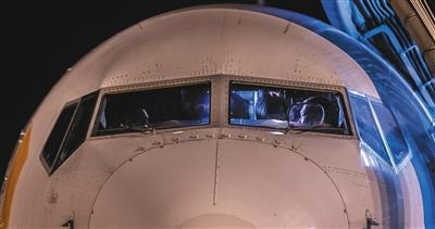 　　12月4日，北京首都国际机场。山东航空一架波音737-800飞机成为我国首架测试HUD RVR 90米起飞的飞机。