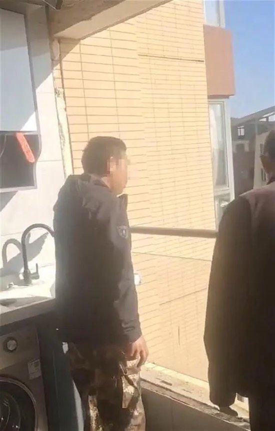 　其中一户遇难者家的阳台（网络截图）