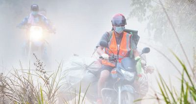 在重庆北碚区歇马街道，志愿者骑着摩托运送救援物资。　新华社记者 唐 奕摄