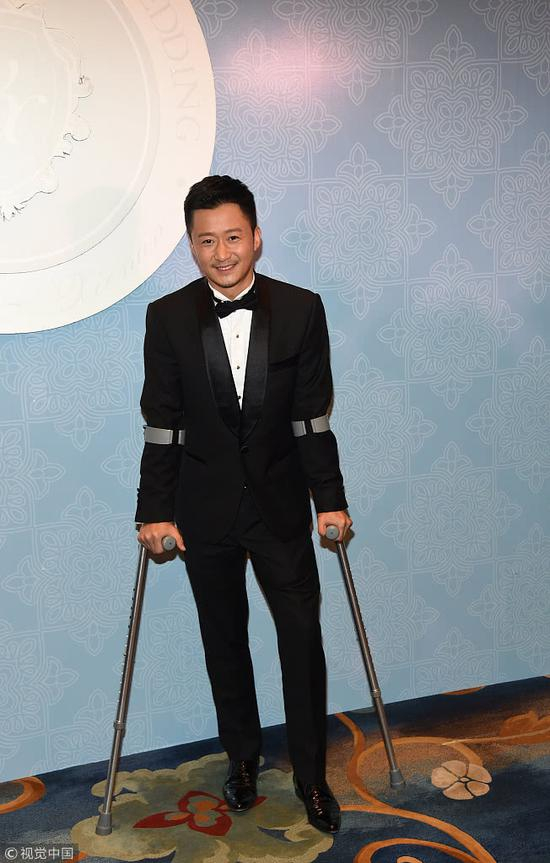 　2014年5月11日，吴京谢楠婚礼现场，吴京拄拐。&nbsp; @视觉中国