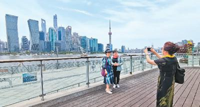 上海市民日前参加“跟着文化游虹口”城市微旅行活动，在北外滩最佳摄影点拍摄陆家嘴风光。王 初摄（人民视觉）