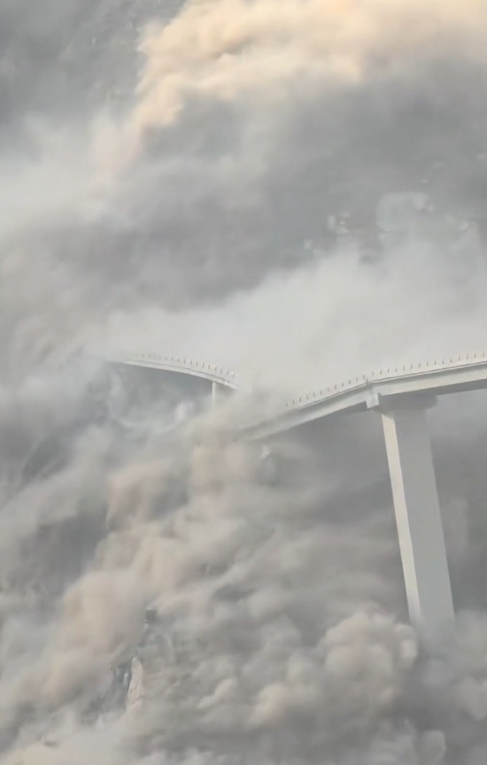 四川阿坝红旗桥发生垮塌，现场腾起巨大烟尘，大桥今年才建成，官方：已提前一天进行交通管制，无人员伤亡