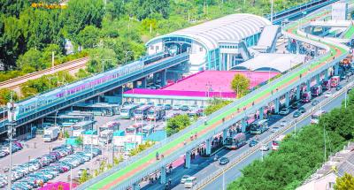 北京首条自行车专用路从昌平回龙观到海淀上地软件园，只需骑行20多分钟，缓解两地间的交通拥堵状况。本报记者&nbsp;潘之望摄&nbsp;&nbsp;
