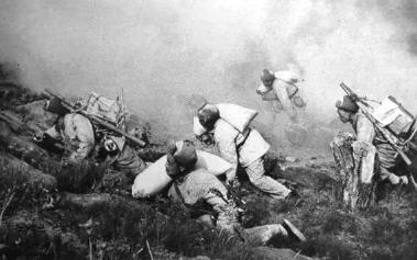 火线运输员冒着枪林弹雨，身背肩扛向前线运给养。