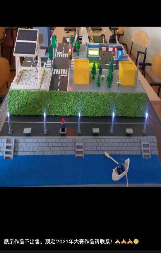 “谢老师”展示了团队为客户定做的多个科创作品，最新一条朋友圈称“开始预定2021年的大赛作品”。