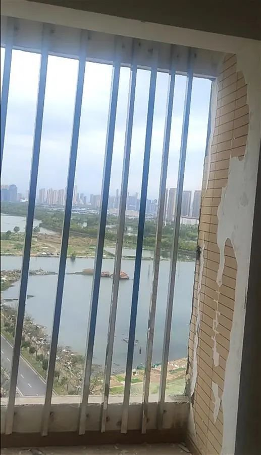 户遇难者家的阳台（已被临时加固）